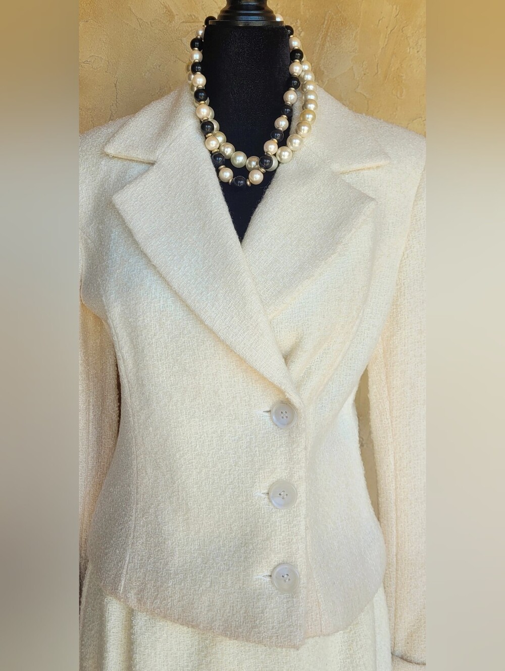Lovely Rare Find Vintage Cream Bouclé Two-Piece Skirt Jacket Suit Brand APART 4 - Picture 5 of 14
